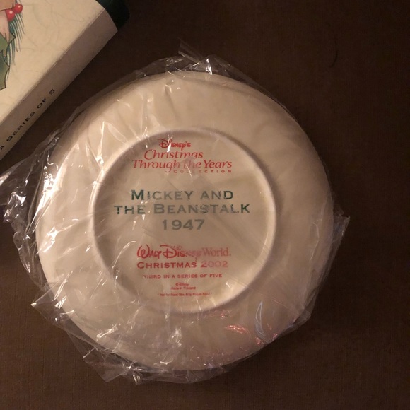 Disney 2002 Collector’s Plate- 445 $30 or $25 w/offer - Picture 4 of 4